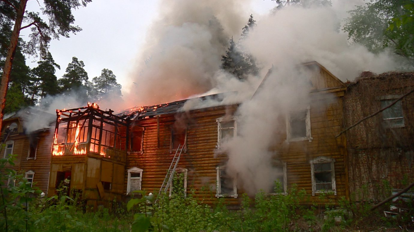 В Ахунах сгорел двухэтажный деревянный дом