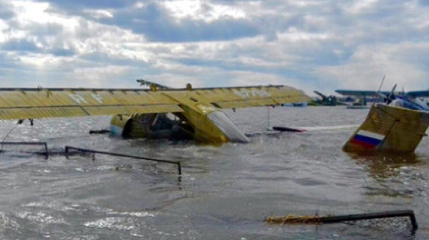 Предназначенный для борьбы с последствиями паводка самолет затопило в Сибири
