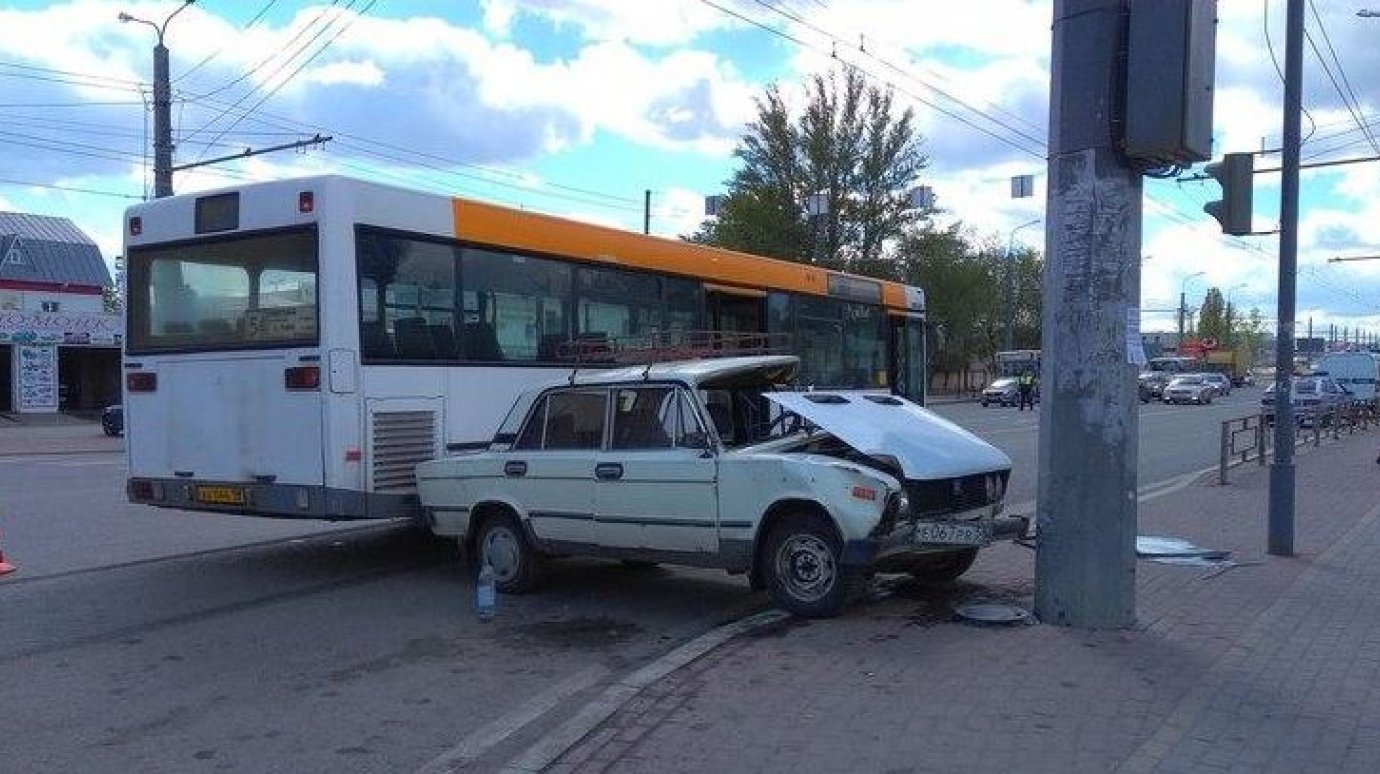 На улице Терновского столкнулись автобус № 54 и ВАЗ