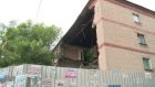 В разрушающемся доме № 35 на улице Ударной остались 18 детей