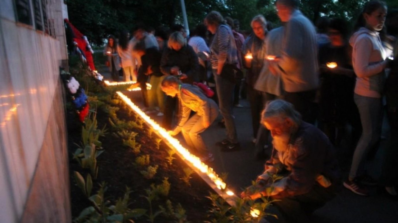 200 жителей Нижнего Ломова возложили цветы к мемориалу героев войны
