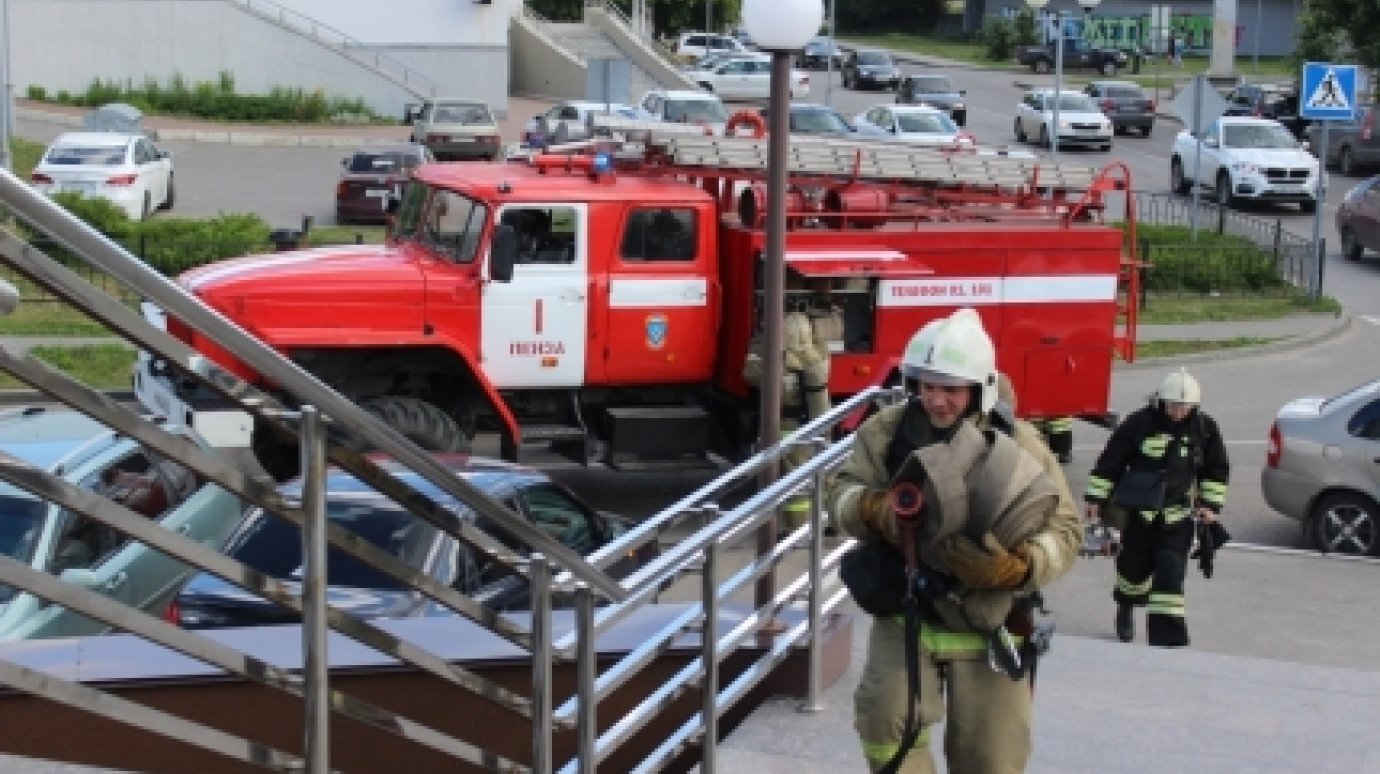 Пензенские пожарные отработали навыки спасения жителей высоток