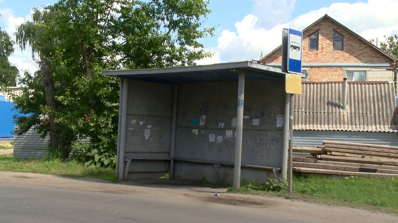 На улице Сортировочной стоит остановочный павильон с надписью «ЦНТИ»