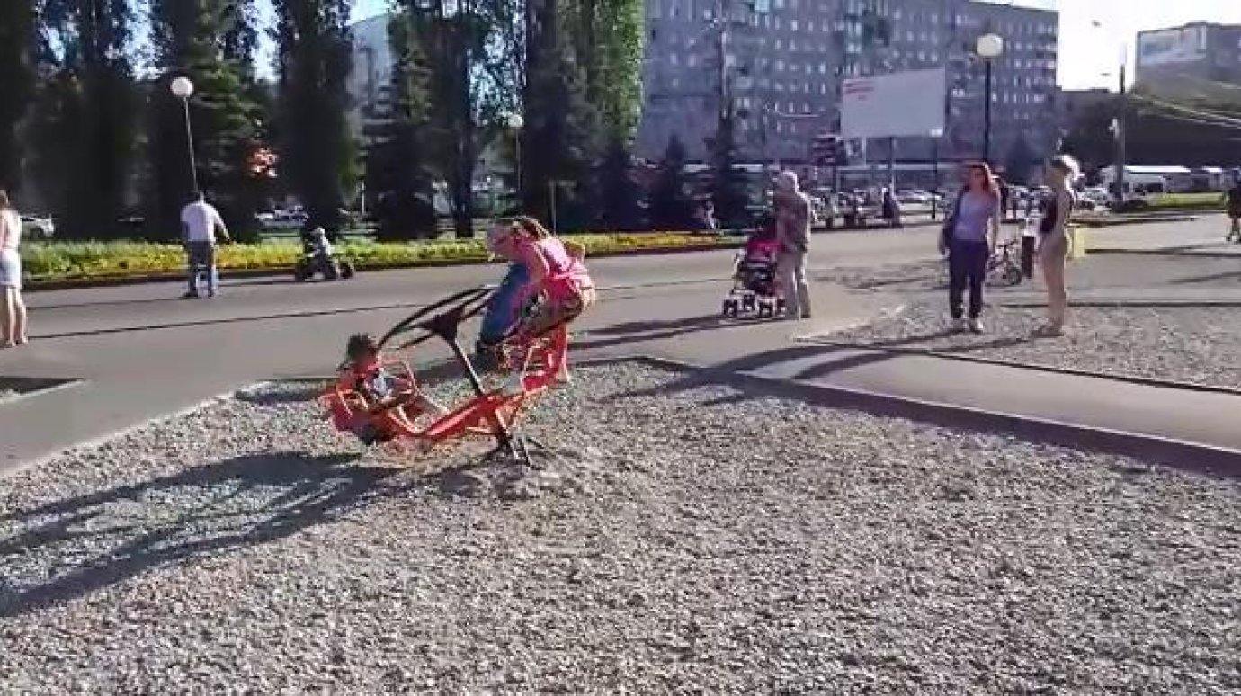 В «Могилевском дворике» дети рискуют здоровьем, катаясь на карусели