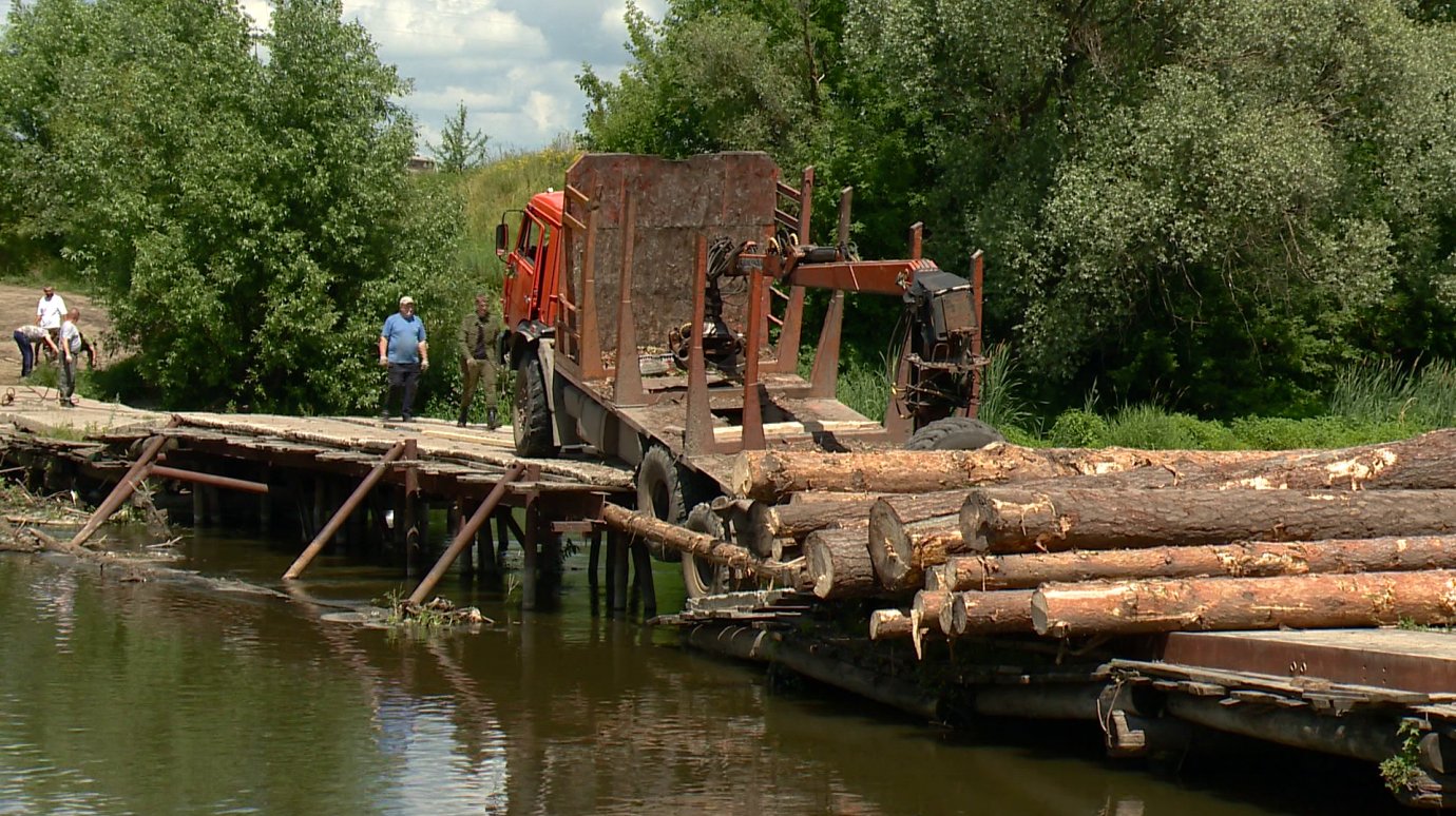 Жители Пыркина не могут попасть домой из-за сломанного моста