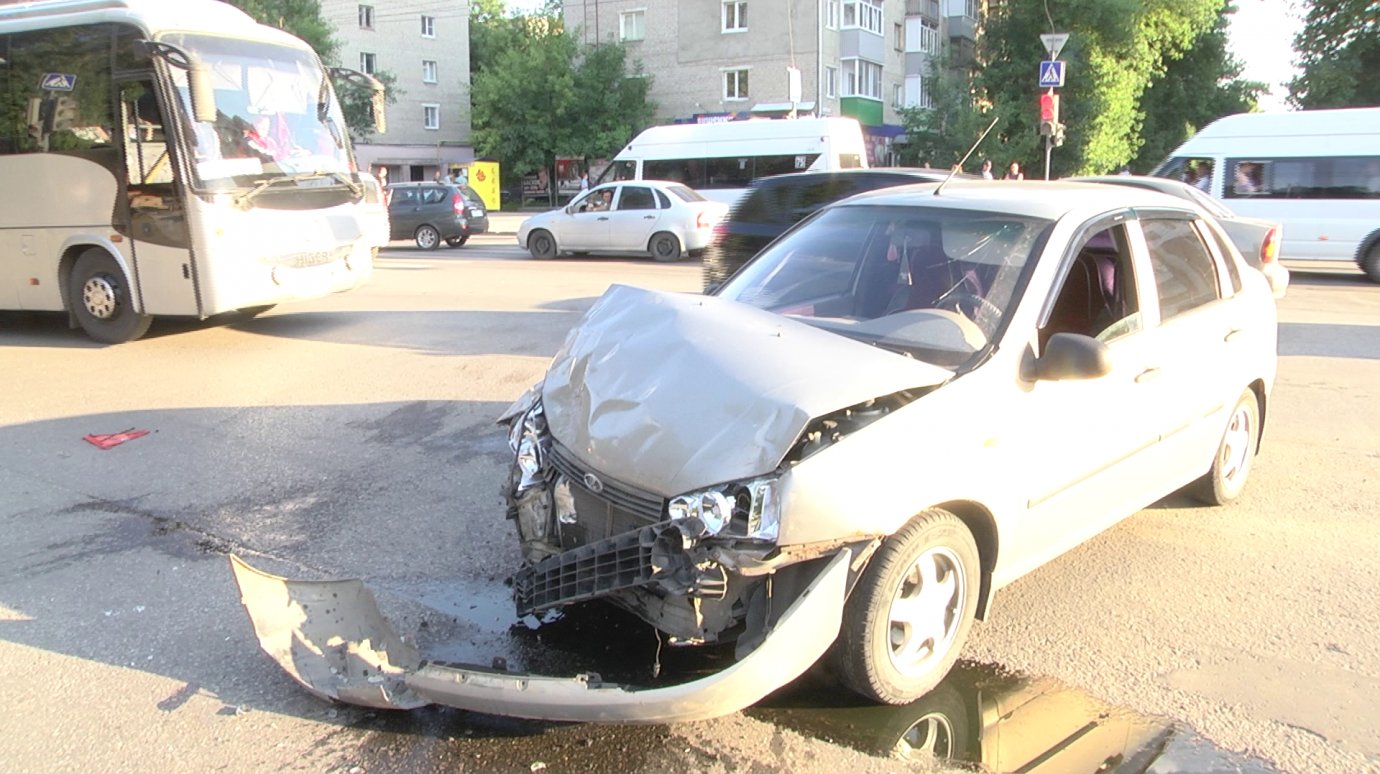 На улице Луначарского произошли сразу две аварии