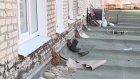Предприниматели оставили мусор на крыше дома № 9 на Гагарина