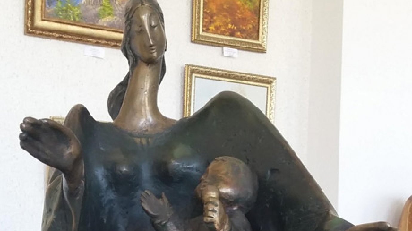 В конкурсе скульптур «Материнство» победила работа «Ладушки»