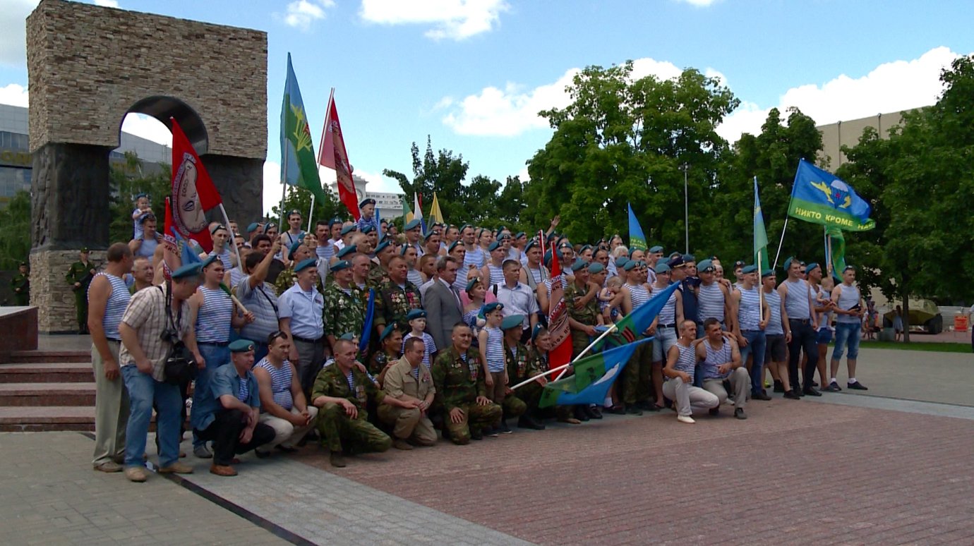 Пензенские десантники встретились у памятника Победы
