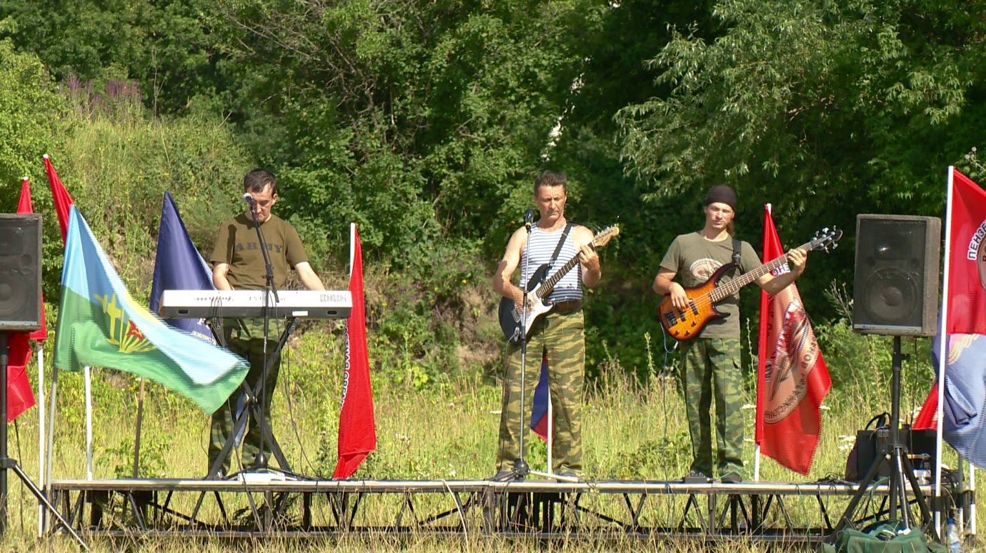 Пензенских десантников поздравила музыкальная группа
