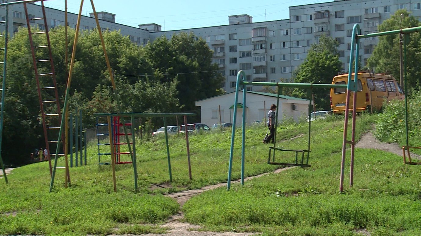 Жители дома на Кижеватова просят убрать аварийные качели