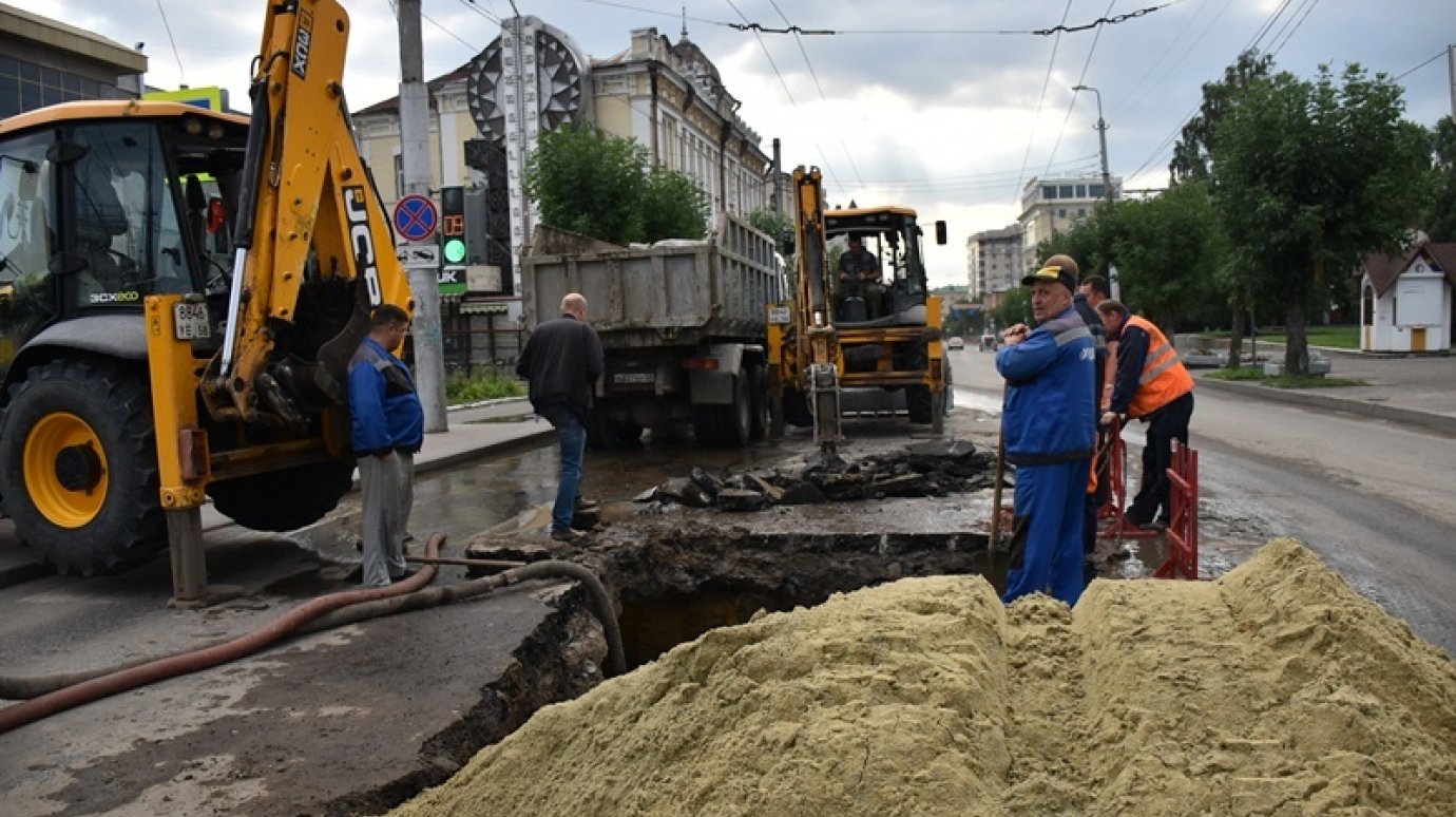 На перекрестке улиц Московской и Горького в Пензе прорвало водопровод