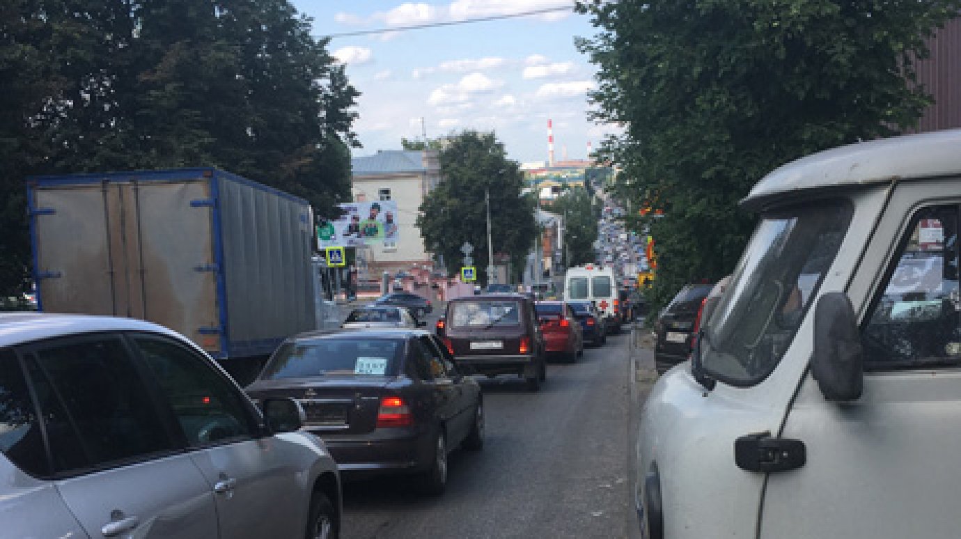 На ул. Володарского образовалась пробка из-за ремонта на Кураева