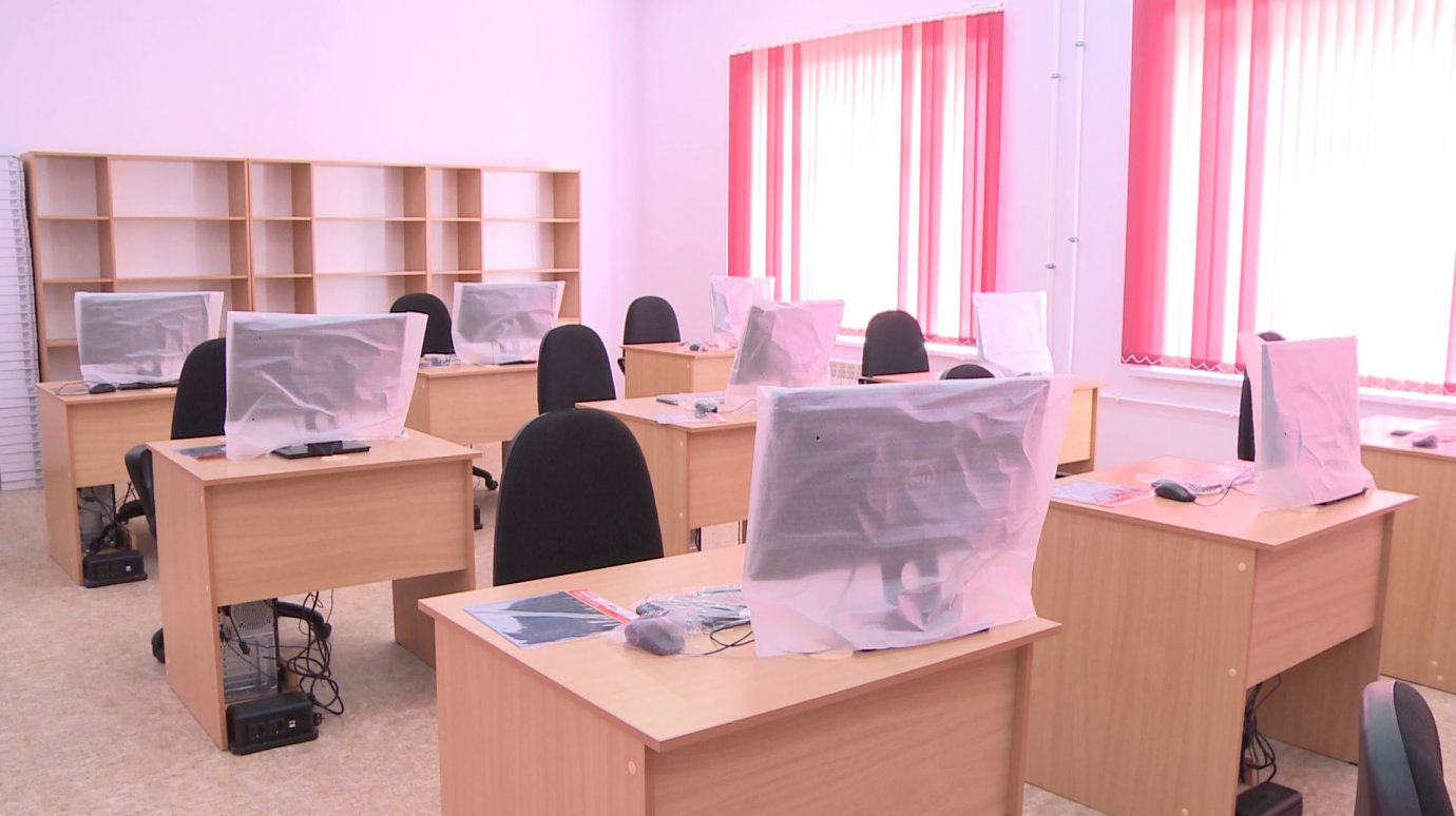 В школу на улице Новый Кавказ завозят мебель и оборудование
