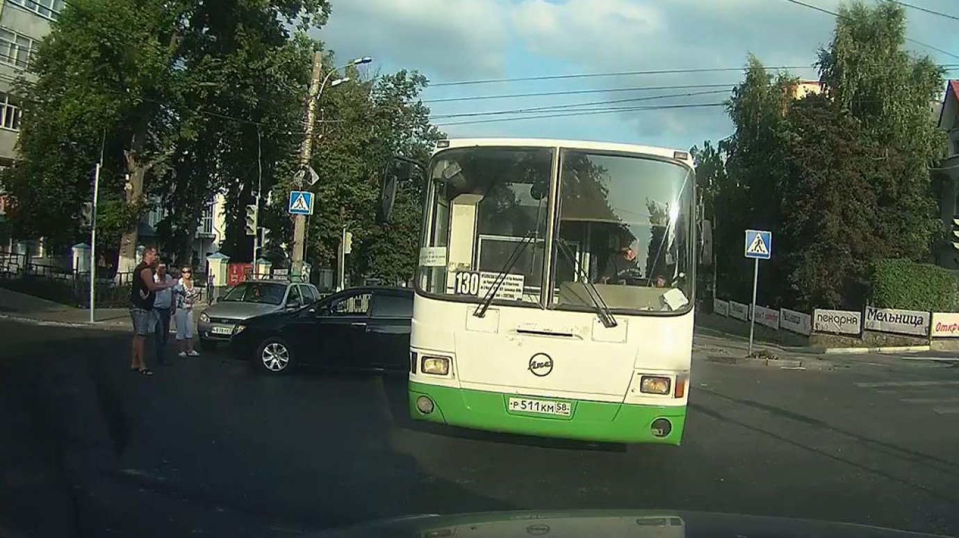 На Лермонтова автобус № 130 попал в аварию, объезжая место ДТП