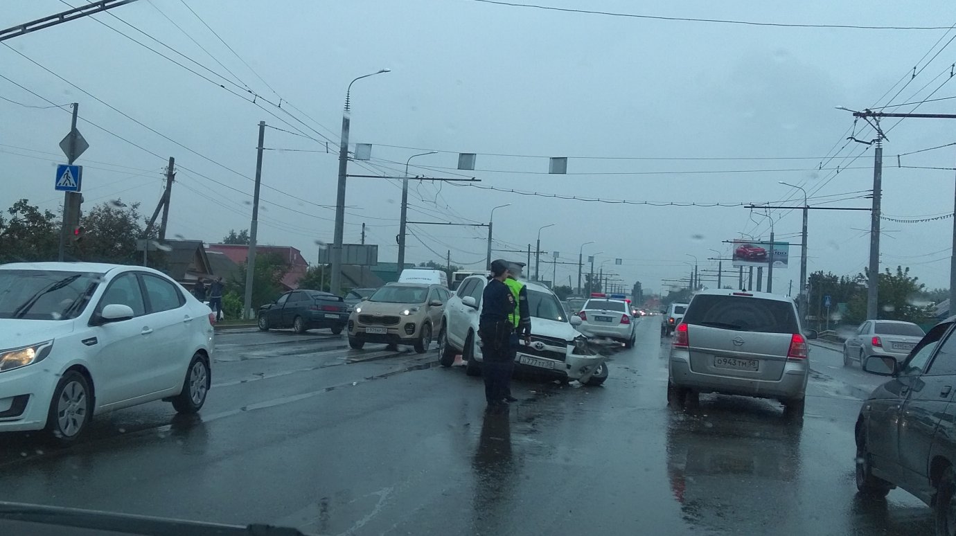 На улице Терновского столкнулись ВАЗ-2112 и Toyota