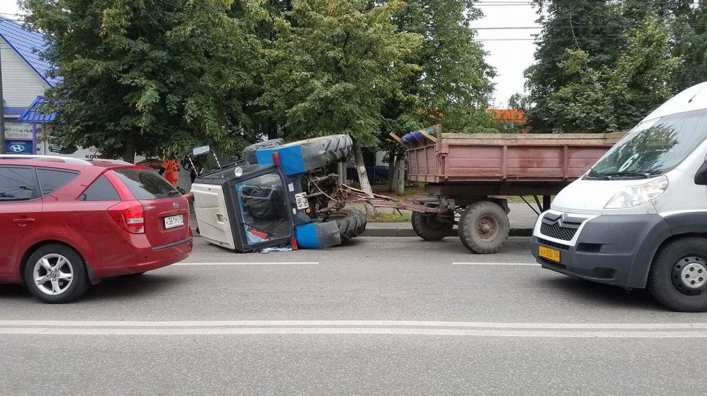 На проезжей части улицы Суворова опрокинулся трактор
