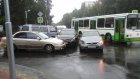 В Пензе на перекрестке улиц Лермонтова и Красной столкнулись три машины