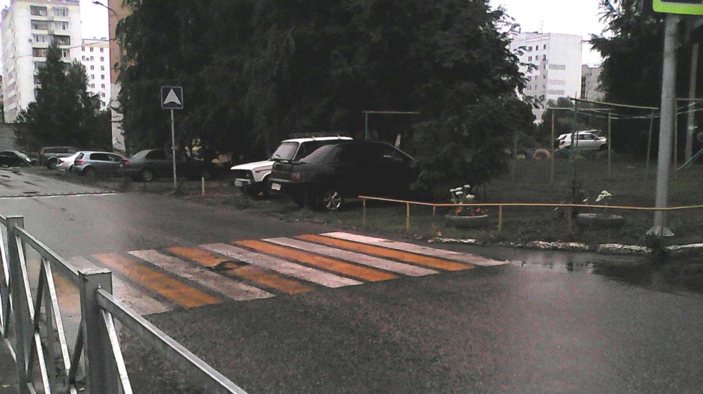 У школы на улице Лядова пешеходный переход упирается в ограждение
