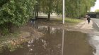 Тротуар на улице Ворошилова в Пензе заливает водой