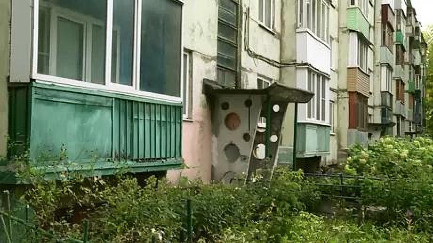 Двор на улице Карпинского превращается в свалку