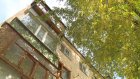 Разросшиеся тополя угрожают крыше дома на улице Циолковского
