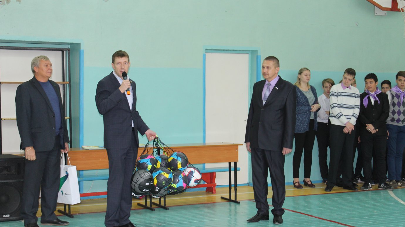 Компания «ТНС энерго Пенза» подарила школьникам спортивный инвентарь
