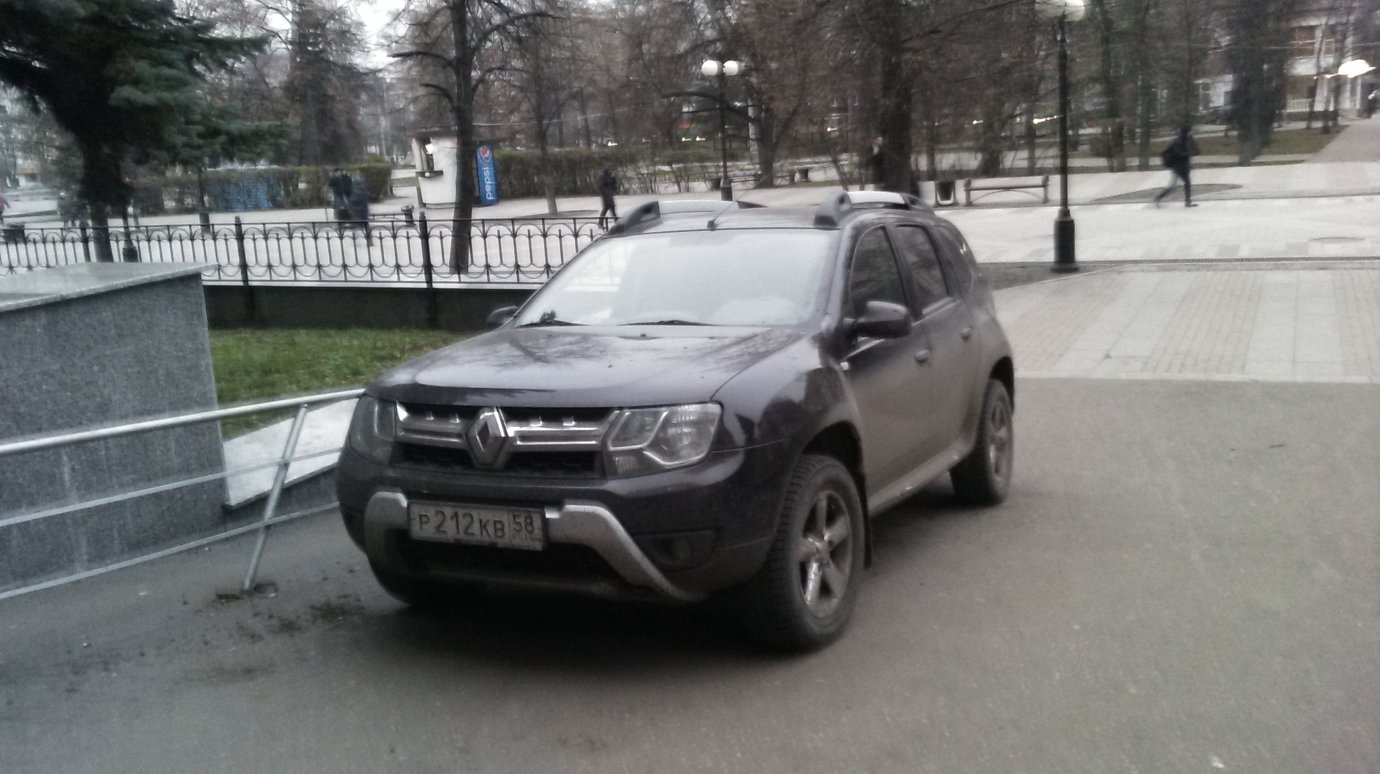 На улице Московской водитель припарковался в пешеходной зоне