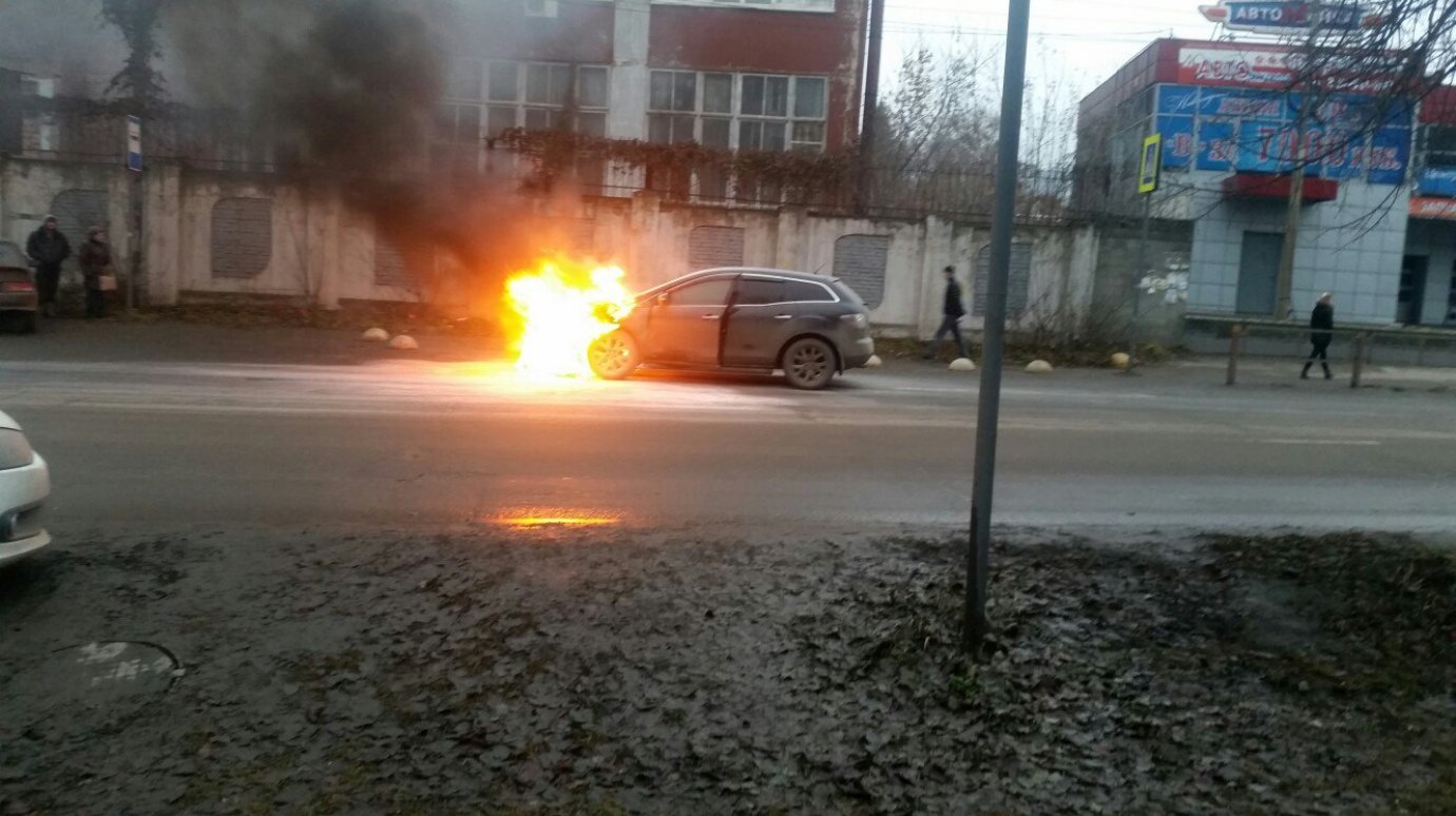 В Пензе огонь уничтожил автомобиль Mazda