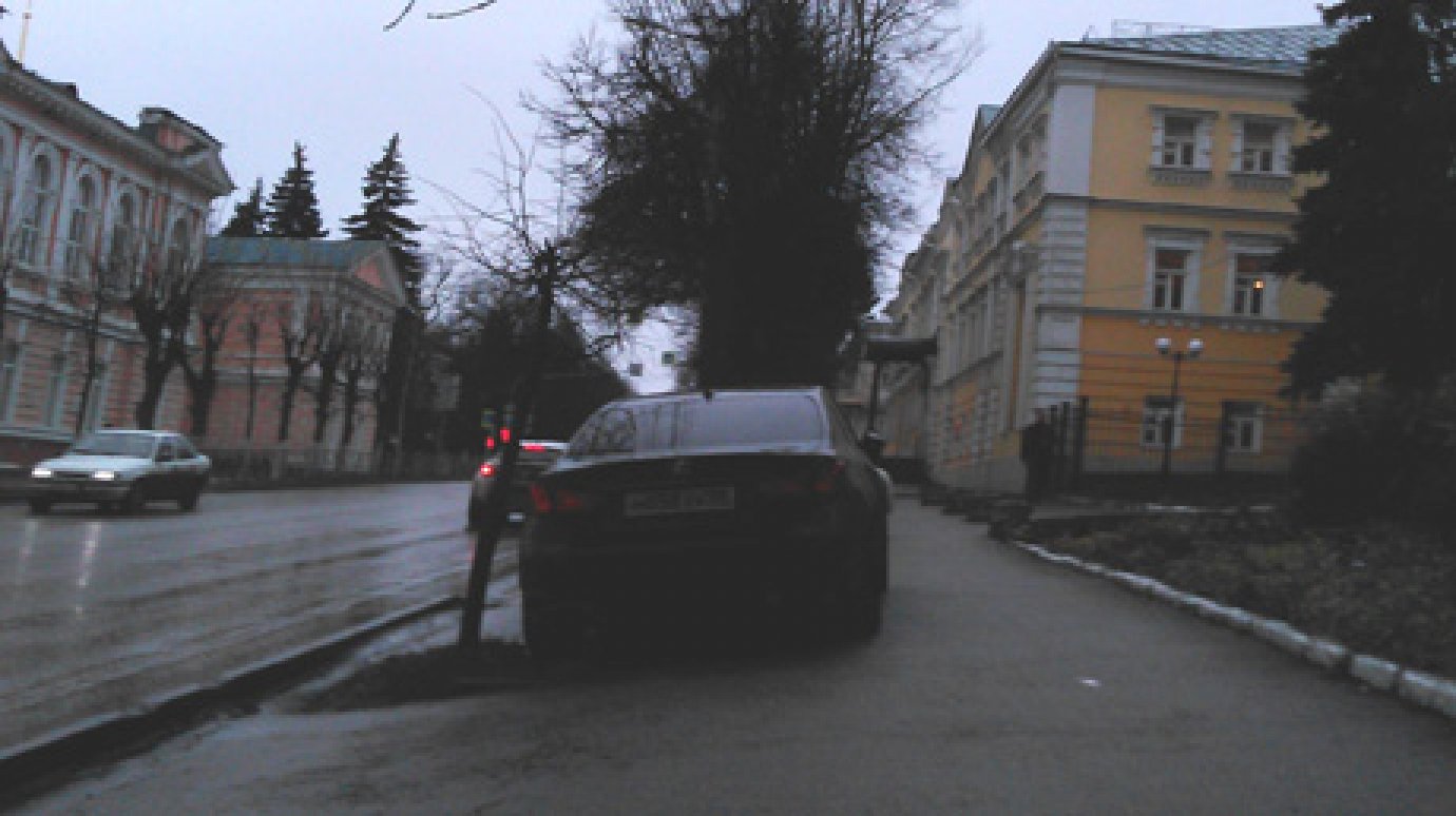 На улице Володарского водитель снова оставил черный Lexus на тротуаре