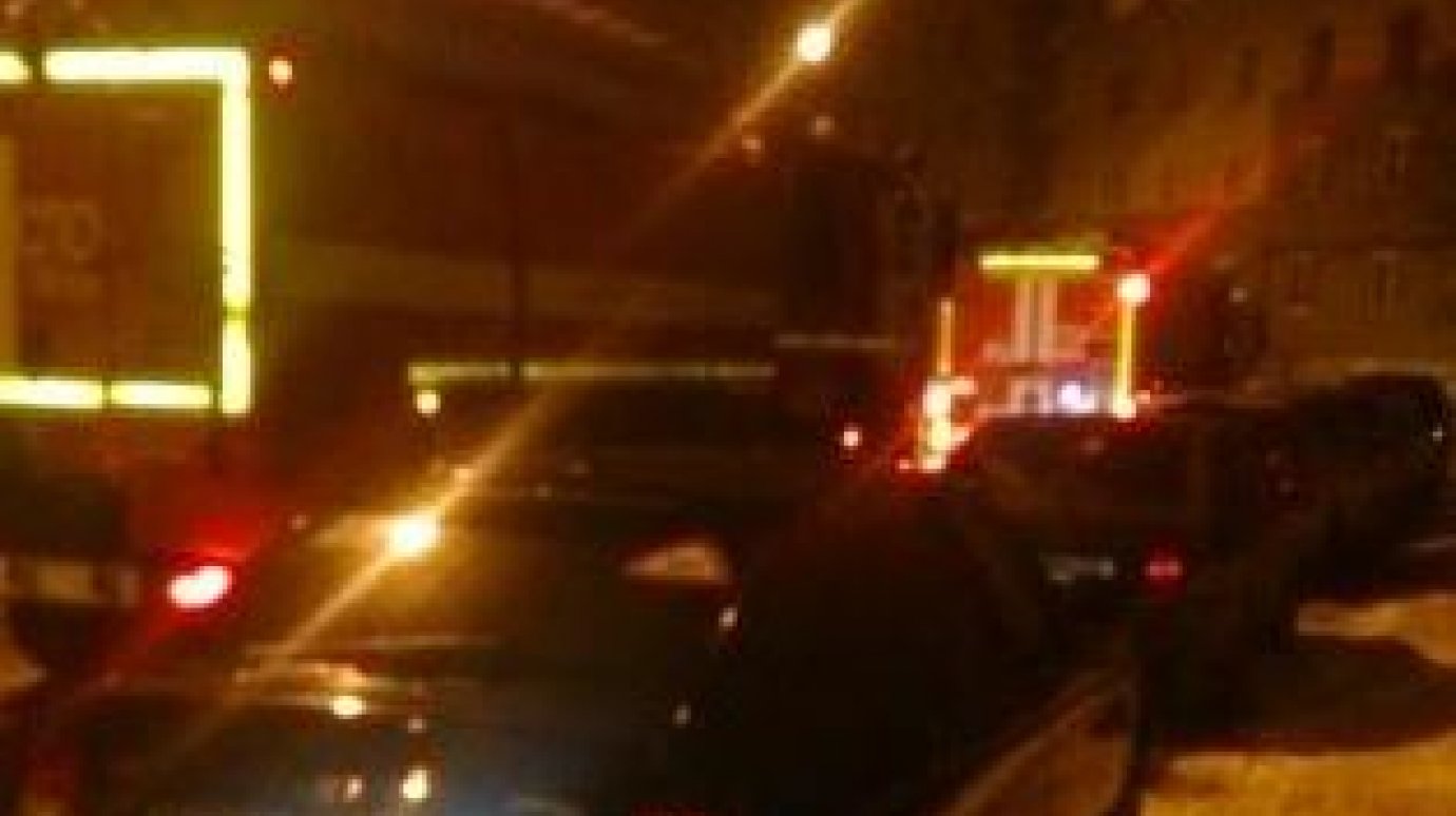 В Пензе пожарные растаскивали машины, чтобы подъехать к горящему дому