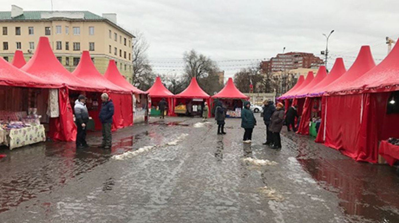 На площади Ленина можно купить сердобский мед и белорусскую колбасу