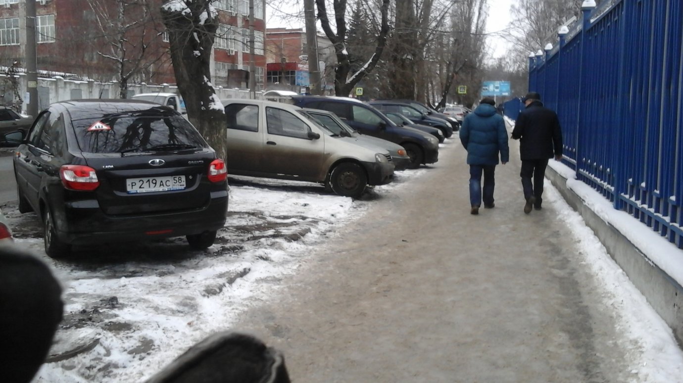 Пензенец более двух лет борется с парковкой на газоне на ул. Байдукова