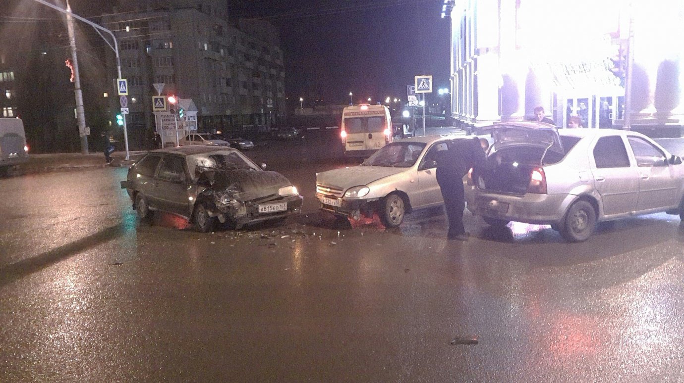 На улице Кирова столкнулись ВАЗ-2113 и Chevrolet Lanos