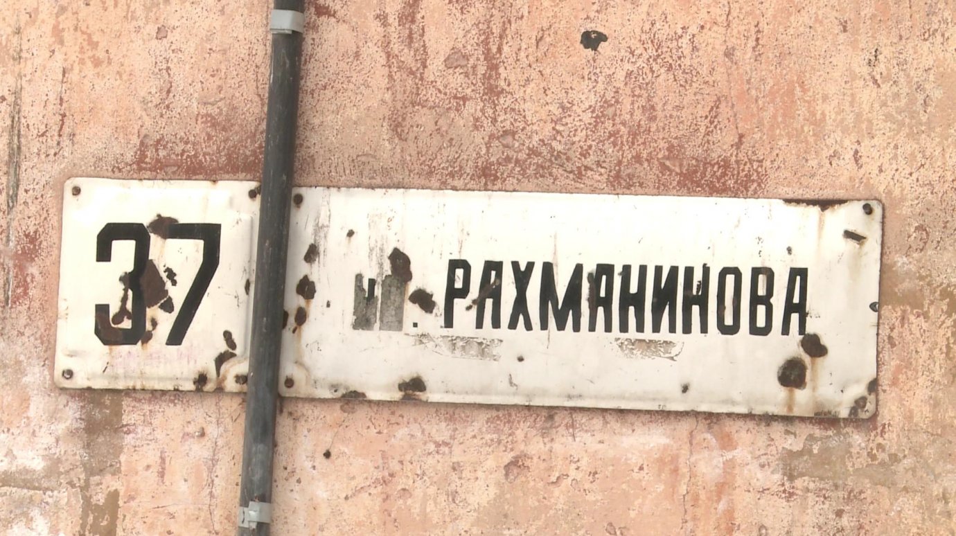 Электропровод создает неудобства жителям дома на улице Рахманинова