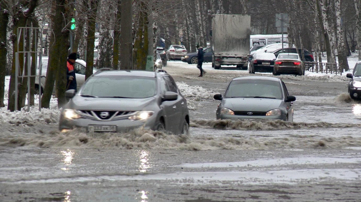 На улице Тернопольской вода парализовала движение автомобилей