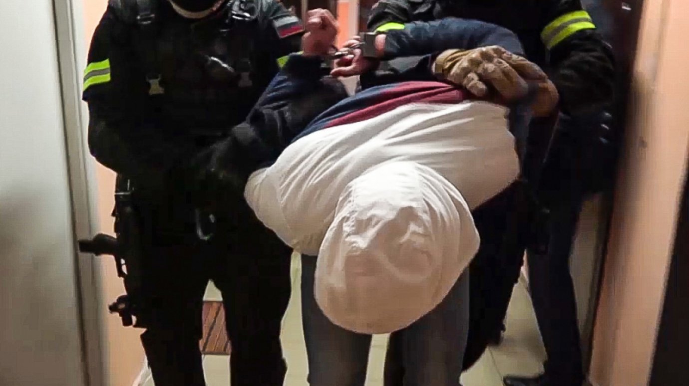 В Пензе полицейские и росгвардейцы задержали подозреваемого в разбое