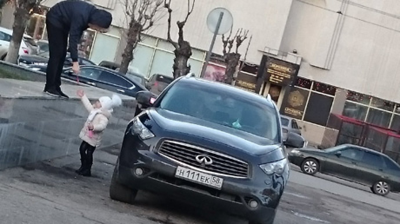 Пензячку возмутил автомобиль Infiniti, припаркованный на Фонтанной площади