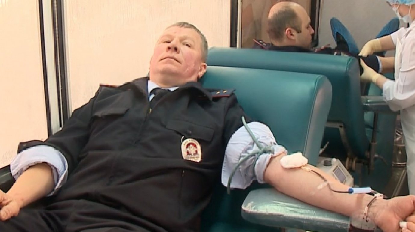 В Пензе 60 полицейских приняли участие в акции «Донор в погонах»