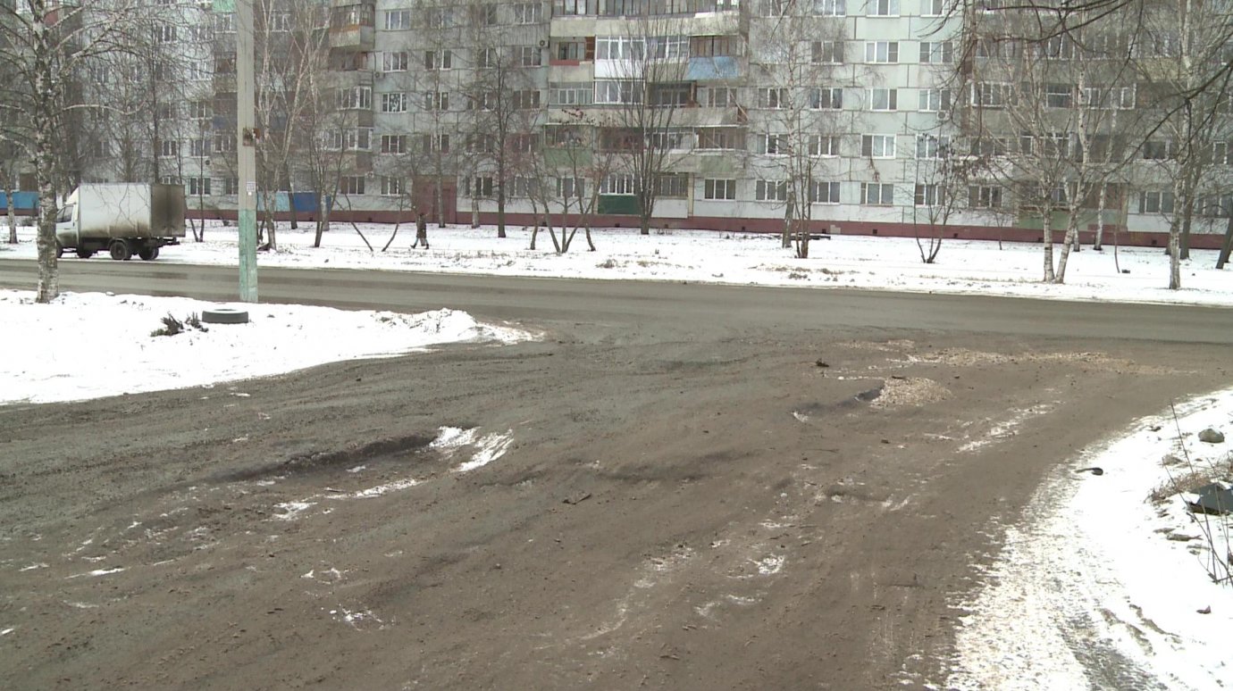 На ул. Глазунова автомобилистам приходится объезжать яму по тротуару