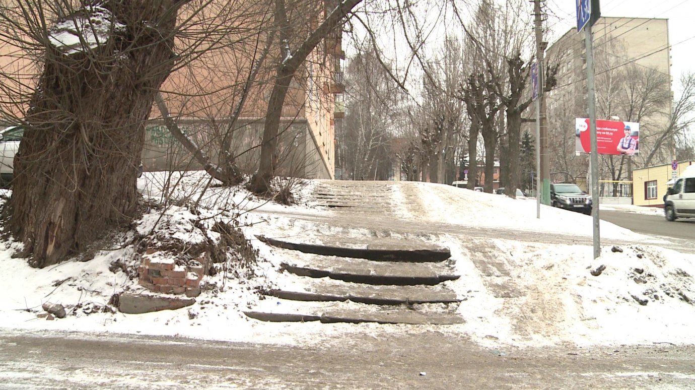 Лед на лестнице на Красной заставляет пешеходов выходить на дорогу