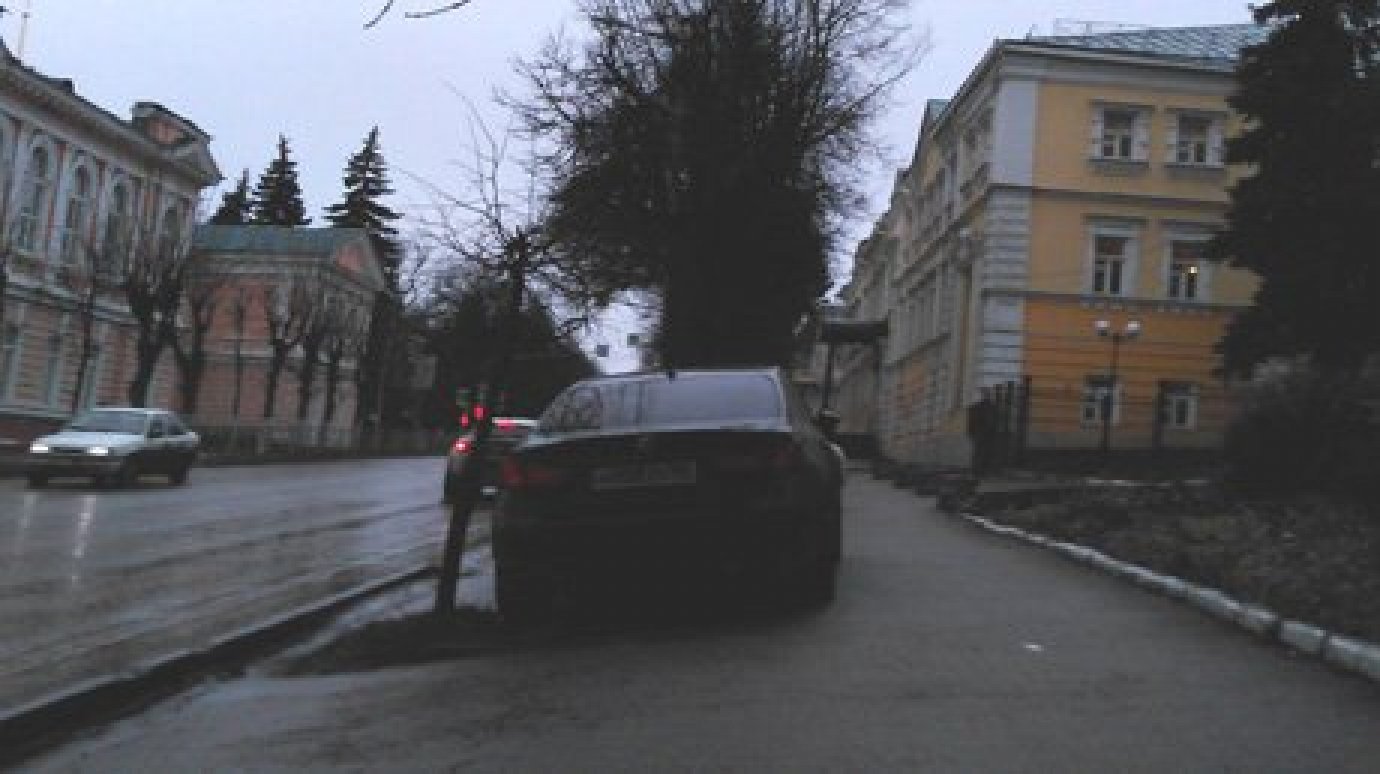 ГИБДД наказала водителя «Lexus» за парковку на тротуаре