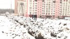 Жители улицы 65-летия Победы падают в траншею у тротуара