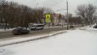 На улице Бекешской дорожные знаки мешают чистить тротуар от снега