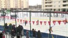 На улице Мира торжественно открыли новую дворовую хоккейную площадку