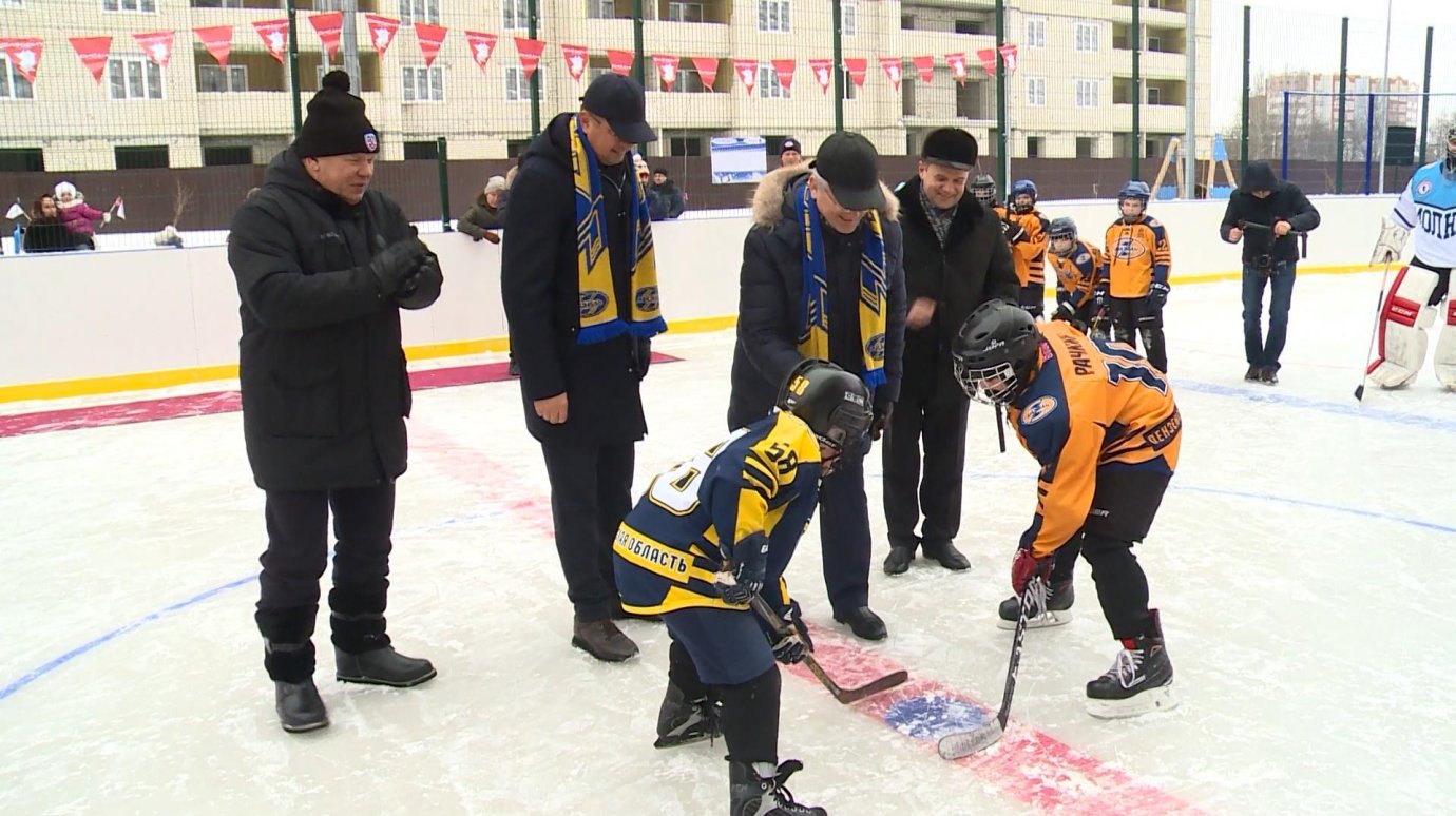 Компания «Рисан» подарила жителям «Фаворита» хоккейную площадку