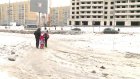 На улице Лядова замерзшая лужа сделала тротуар серьезным препятствием