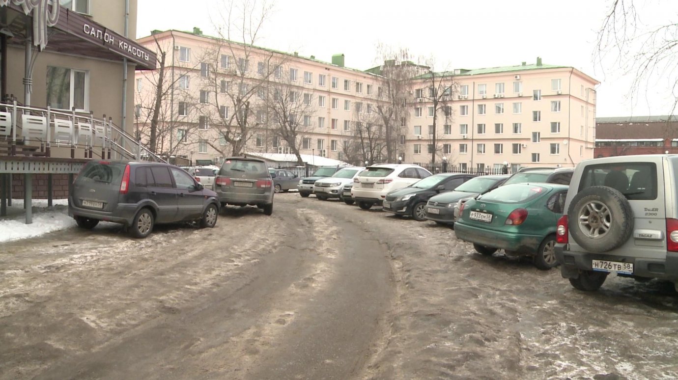 Жители Московской, 67, страдают от засилия автомобилей в их дворе