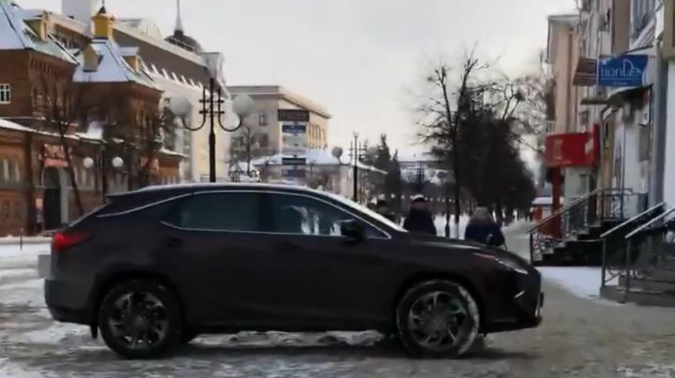 Водителя, припарковавшего Lexus на Московской, оштрафовали на 2 000 руб.