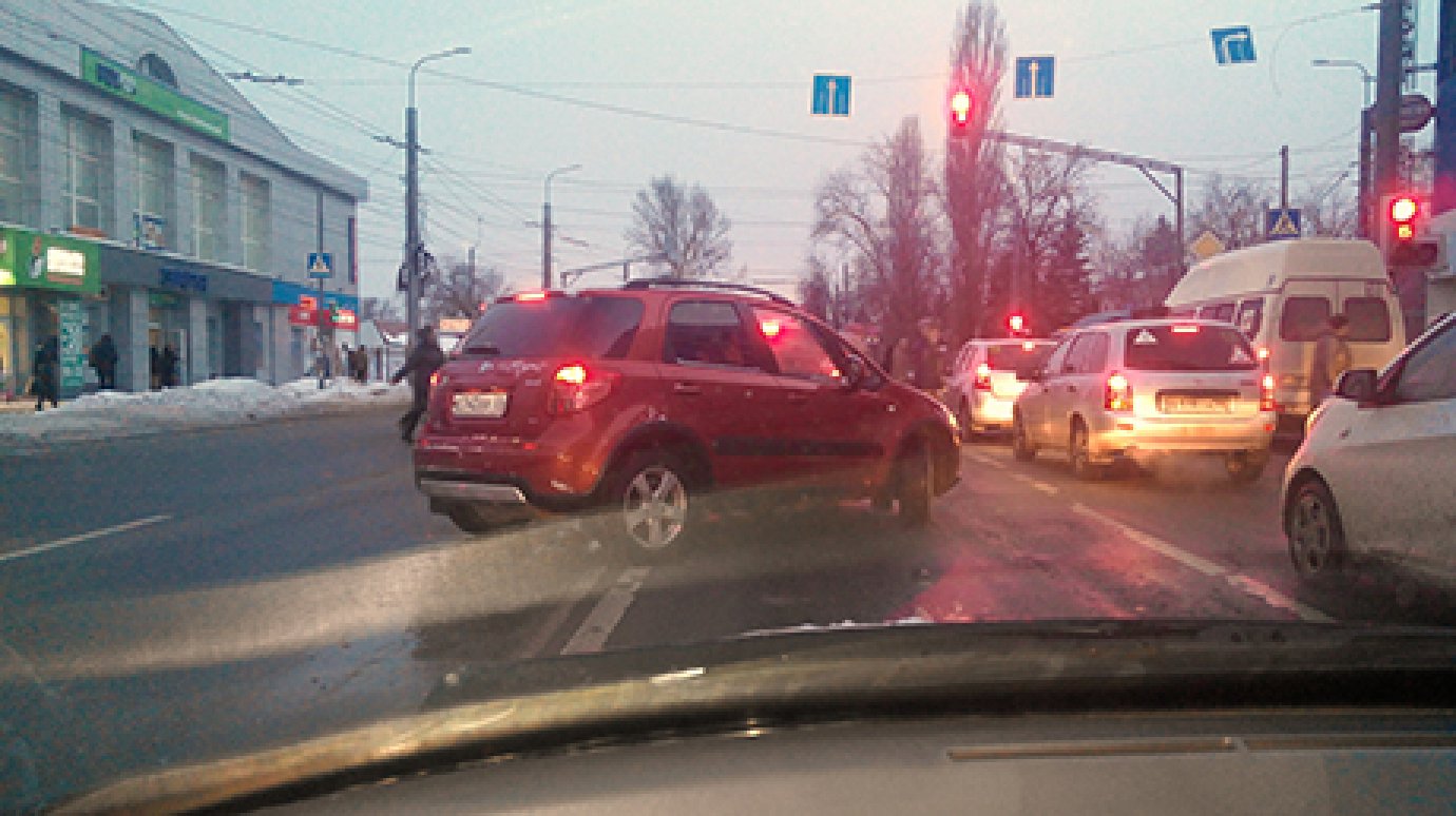 На улице Гагарина водитель Suzuki пересек двойную сплошную